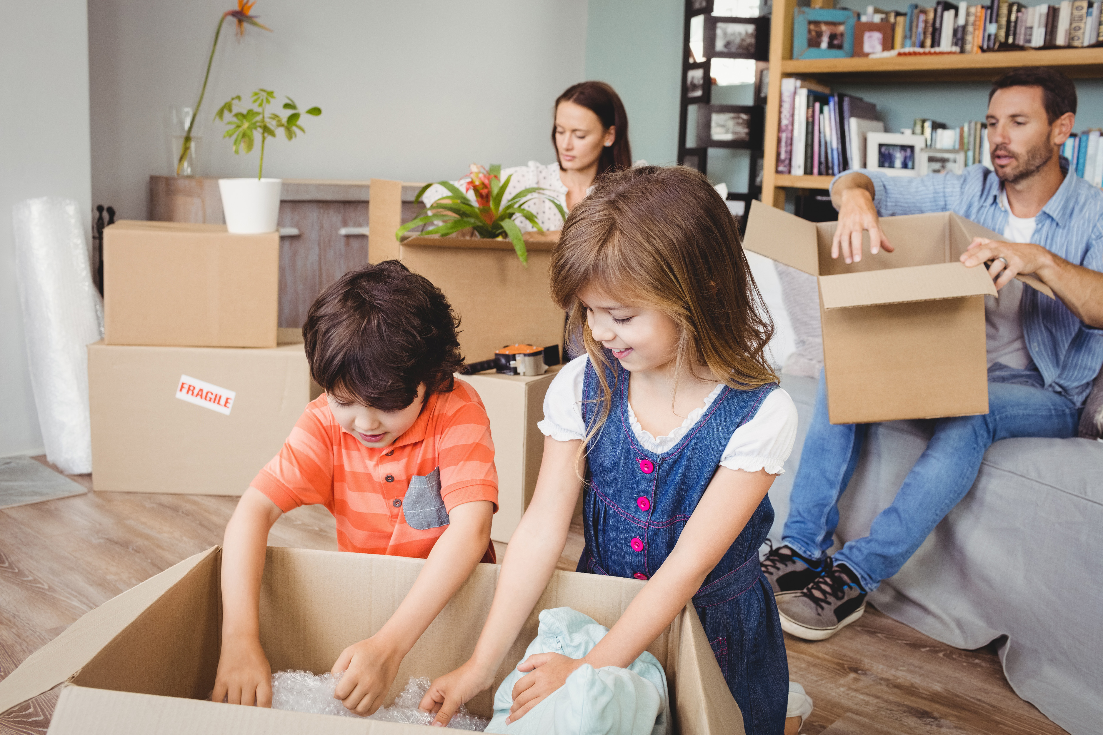 Мама переехала ребенка. Семья переезжает. Семья распаковывает вещи. Семья с коробками. Семья распаковывают вещи переезд.
