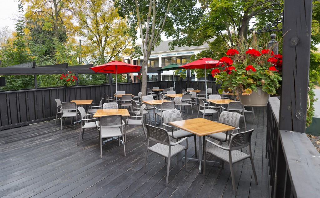 The outdoor patio at the Earl of Whitchurch