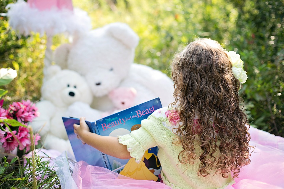 little-girl-reading-912380_960_720