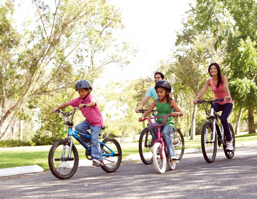 FamilyBikeRiding