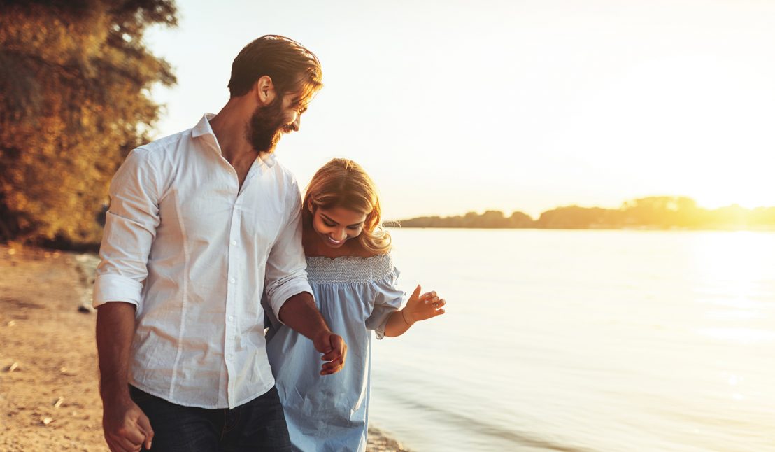 couple-walking-shoreline